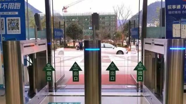 石臺縣政務服務大廳啟用人臉識別測溫健康碼一體機加強疫情防控