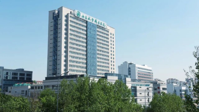 山東大學(xué)齊魯醫(yī)院疫情防控測(cè)體溫人臉識(shí)別一體機(jī)嚴(yán)把關(guān)