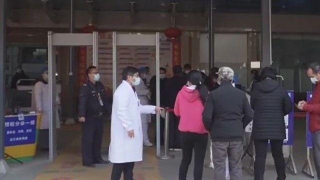 岑溪市人民醫(yī)院加強(qiáng)防控，增設(shè)帶有體溫檢測(cè)的安檢門